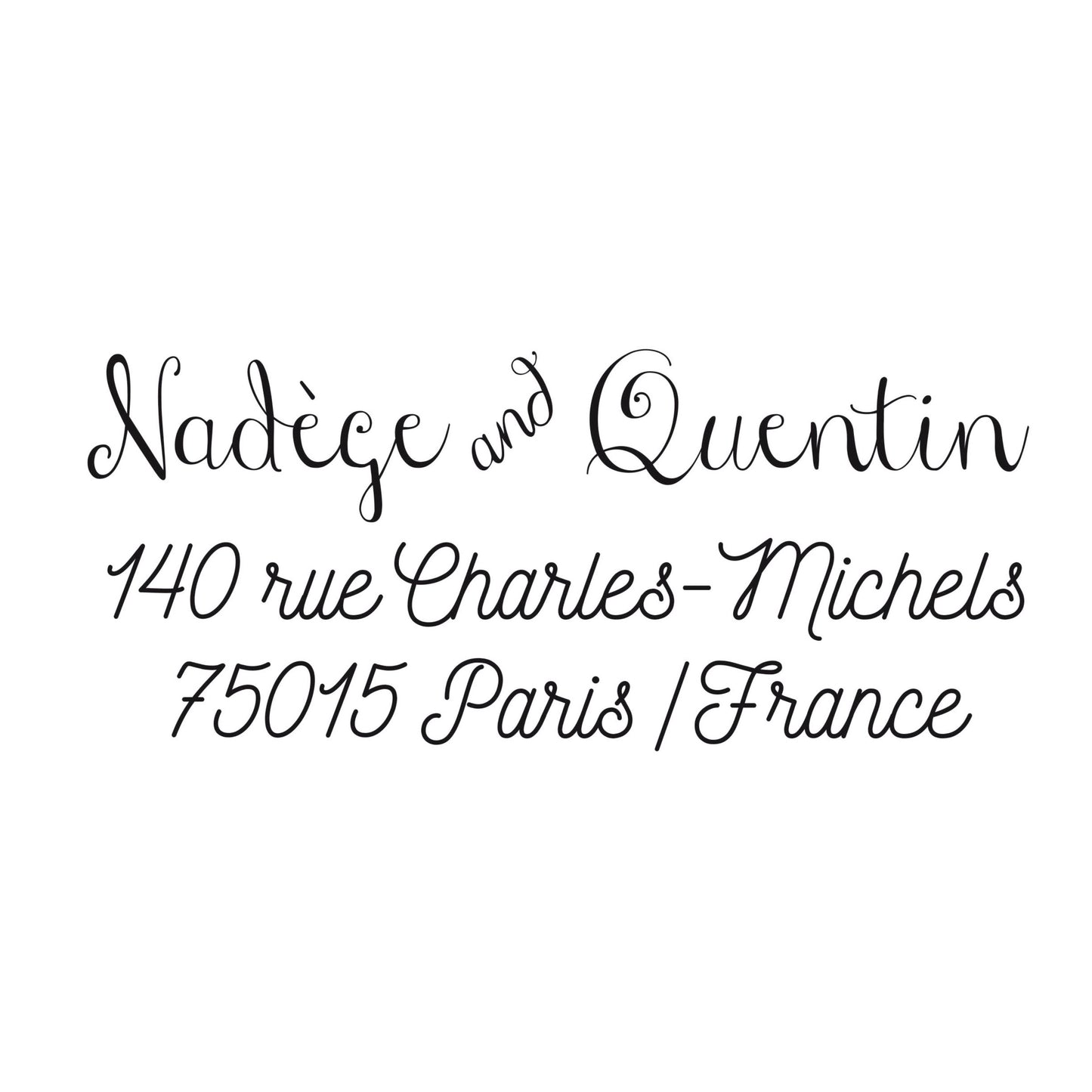 Le tampon Nadège et Quentin est un mélange entre une écriture manuscrite classique et le grain de folie. Tout en délicatesse et en finesse, le tampon rectangulaire pourra être apposé subtilement et en toute discrétion sur vos envois.