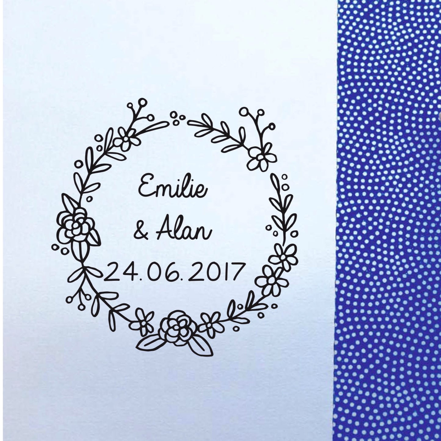 Tampon mariage couronne de fleurs A sur mesure, tampon rond 4,5cm,tampon personnaliser, tampon vintage bois pour vos papeterie de mariage