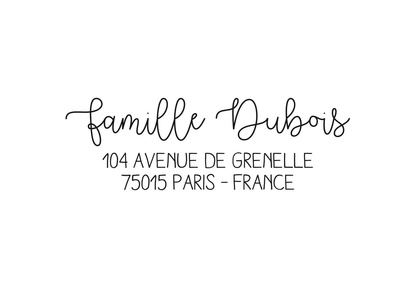 Le tampon adresse sur-mesure famille Dubois est un modèle léger, composé d'une écriture espiègle qui se suffit à elle-même. Ce tampon nous a été inspiré des maisons dans lesquelles se passent de beaux moments de vie, avec les rires camouflants les bêtises, le brouhaha du petit déjeuner contrastant avec un calme qui effraye plus qu'il ne repose. En somme, on a représenté dans ce tampon adresse un quotidien de famille heureuse, et on espère qu'il vous plaira