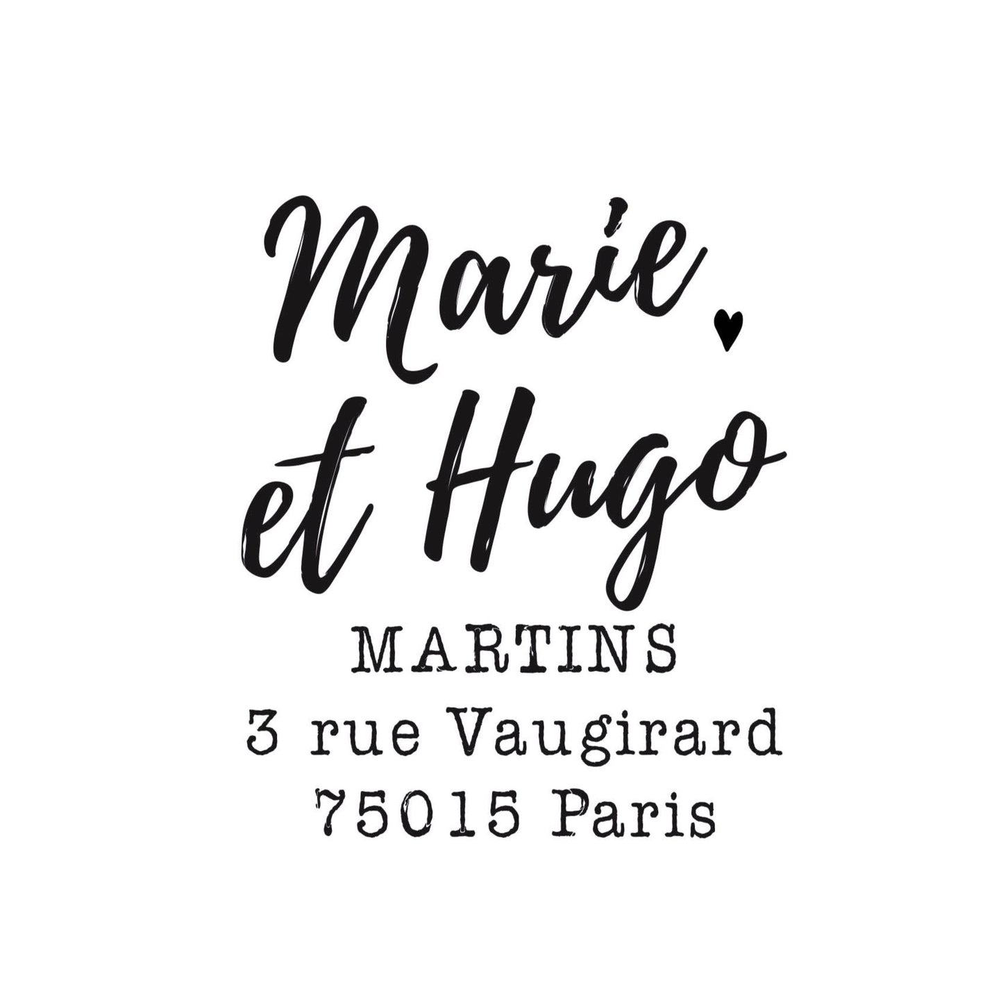 Le tampon adresse Marie et Hugo est né d’un croquis réalisé sur une nappe en papier de restaurant lors d’un repas en amoureux. A Paris, nous n’avons pas de plage sur laquelle on pourrait écrire des prénoms sur du sable mouillé, par contre, on peut garder d’autres souvenirs. Ce souvenir heureux a été transformé en tampon