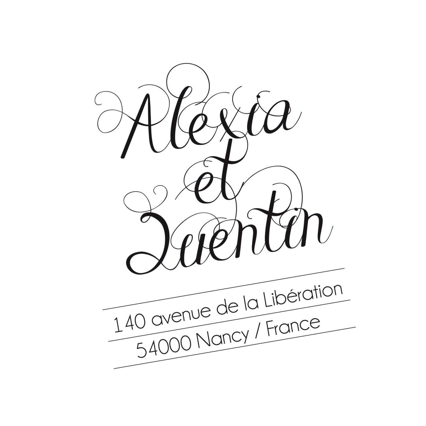 Le tampon Alexia et Quentin est un modèle tout en calligraphie. Le genre de modèle princier, qu'on voit parfois dans les faire-part et où on s'est dit "pourquoi toujours faire des choses détaillées et distinguées pour un mariage et non pas pour le quotidien". Voici comment ce modèle est né