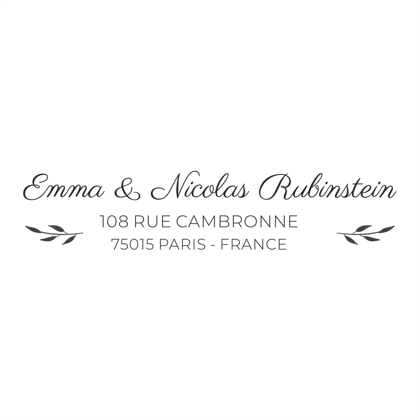 Notre tampon adresse Emma & Nicolas est un modèle minimaliste qui fait toujours son petit effet. Une typographie manuscrite et douce, deux branches de feuilles aux extrémités pour apporter de la douceur au modèle.  Sa forme allongée lui permettra d'ajouter votre adresse avec discrétion, en bas ou en tête de lettre, à l'arrière de vos enveloppes et sur tous vos supports.
