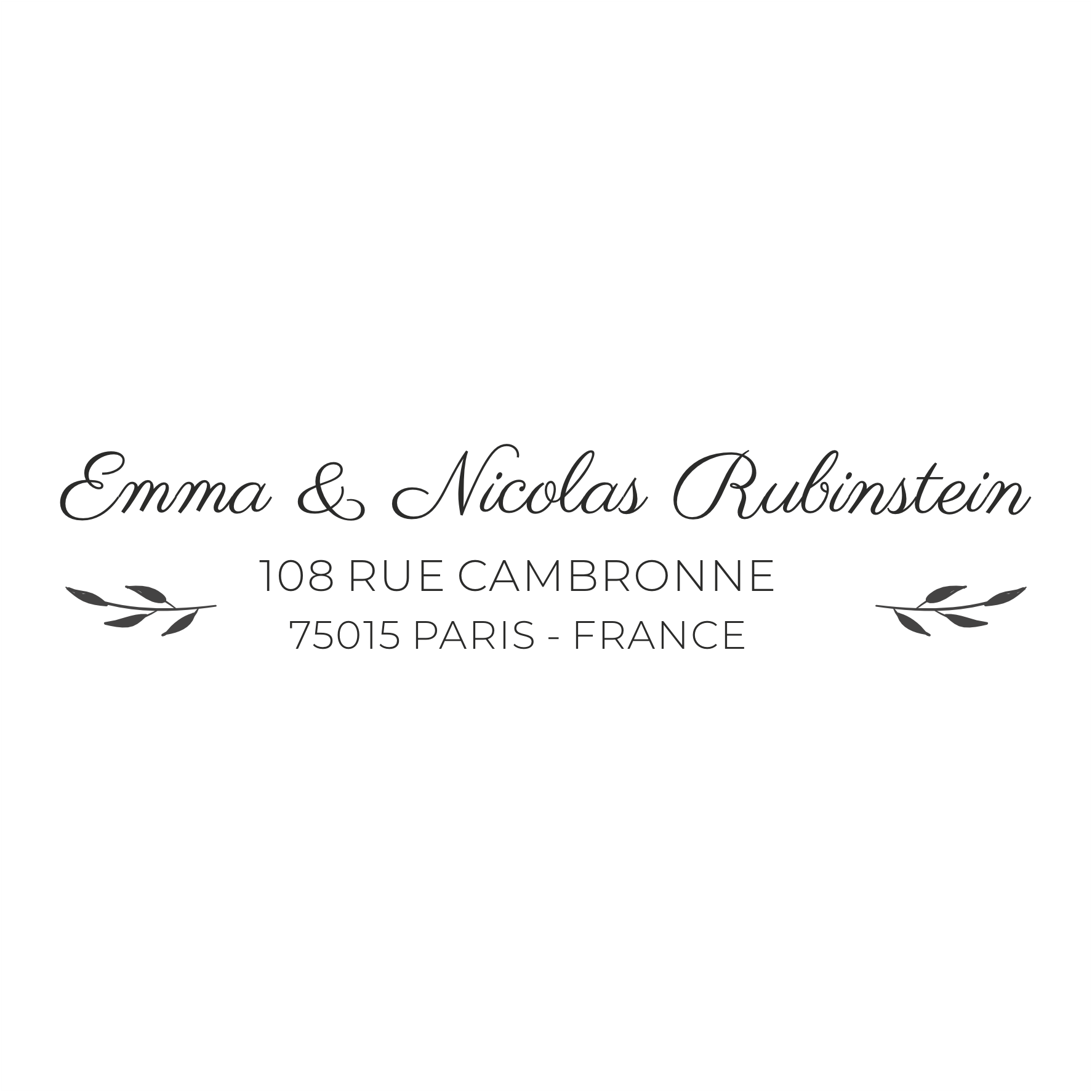 Notre tampon adresse Emma & Nicolas est un modèle minimaliste qui fait toujours son petit effet. Une typographie manuscrite et douce, deux branches de feuilles aux extrémités pour apporter de la douceur au modèle.  Sa forme allongée lui permettra d'ajouter votre adresse avec discrétion, en bas ou en tête de lettre, à l'arrière de vos enveloppes et sur tous vos supports.