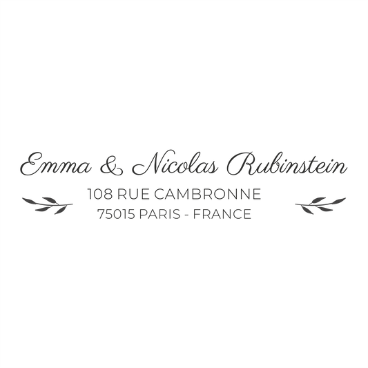 Notre tampon adresse Emma & Nicolas est un modèle minimaliste qui fait toujours son petit effet. Une typographie manuscrite et douce, deux branches de feuilles aux extrémités pour apporter de la douceur au modèle.  Sa forme allongée lui permettra d'ajouter votre adresse avec discrétion, en bas ou en tête de lettre, à l'arrière de vos enveloppes et sur tous vos supports.