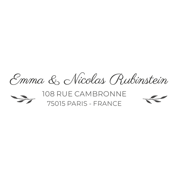 Notre tampon adresse Emma & Nicolas est un modèle minimaliste qui fait toujours son petit effet. Une typographie manuscrite et douce, deux branches de feuilles aux extrémités pour apporter de la douceur au modèle.  Sa forme allongée lui permettra d'ajouter votre adresse avec discrétion, en bas ou en tête de lettre, à l'arrière de vos enveloppes et sur tous vos supports.