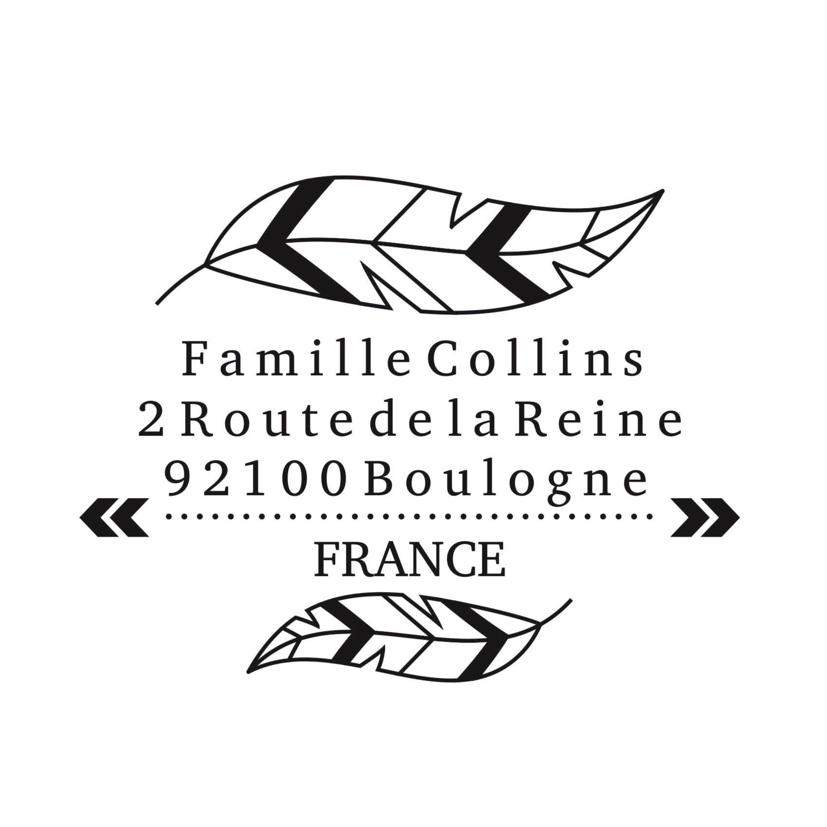Le modèle de tampon personnalisé Famille Collins est un modèle bohème de tampon adresse. Les plumes des attrape-rêves ont été représentées et symbolisent les rêves contenus dans la maison. Un tampon adresse qui apportera à ses propriétaire légèreté, liberté et surtout rêves heureux