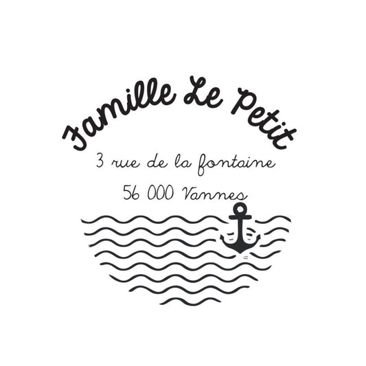 Le tampon famille Le Petit est une inspiration bretonne, avec bien sûr les sorties à la mer, les galettes et surtout beaucoup d’amusement.  La taille du tampon est d'environ 5 cm, et peut être plus petite sur demande