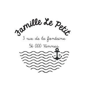 Le tampon famille Le Petit est une inspiration bretonne, avec bien sûr les sorties à la mer, les galettes et surtout beaucoup d’amusement.  La taille du tampon est d'environ 5 cm, et peut être plus petite sur demande