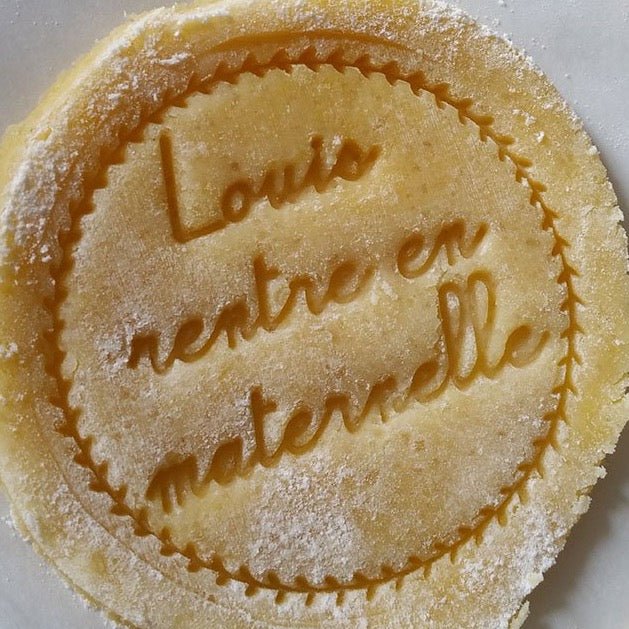 Tampon biscuit La rentrée, tampon biscuit sablé La rentrée, tampon sablé personnalisé avec prénom "rentre en maternelle" ou "rentre en CP"