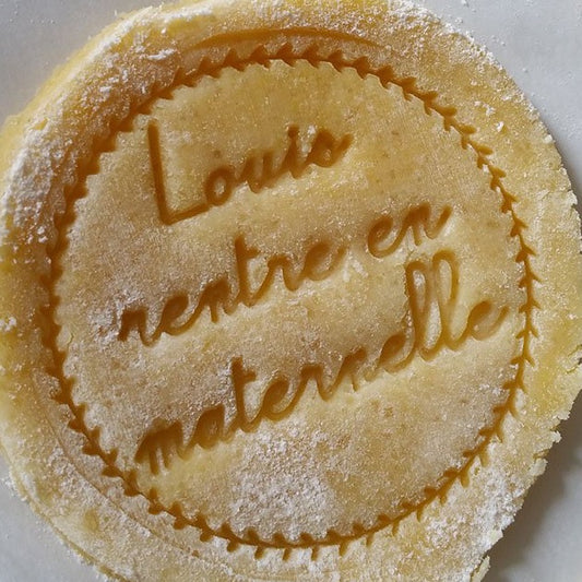 Tampon biscuit La rentrée, tampon biscuit sablé La rentrée, tampon sablé personnalisé avec prénom "rentre en maternelle" ou "rentre en CP"