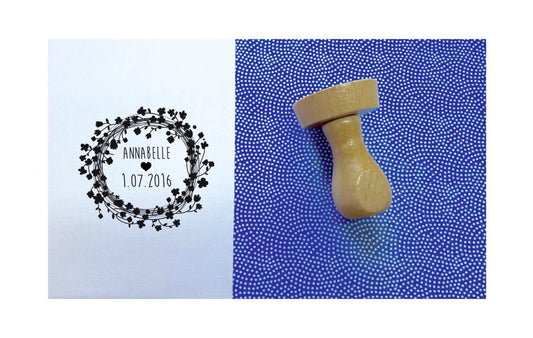 Tampon couronne fleurs A, tampon baptême sur mesure, tampon rond 4,5cm, tampon prénom, tampon date,tampon personnalisé, tampon bois, stamp