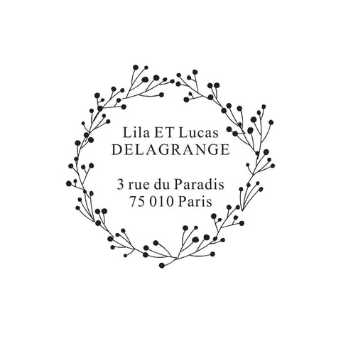 Le modèle de tampon adresse Lila et Lucas est un modèle inspiré d’une une couronne florale qu’on trouve devant certaines maisons en hiver. Les fleurs sont délicatement éparpillées et cela contraste avec une typographie plus simple, afin d’apporter un équilibre au tampon. De forme ronde, il vous permettra d’apposer votre adresse en signature de vos envois, au dos de vos enveloppes et bien sûr sur tous vos supports.