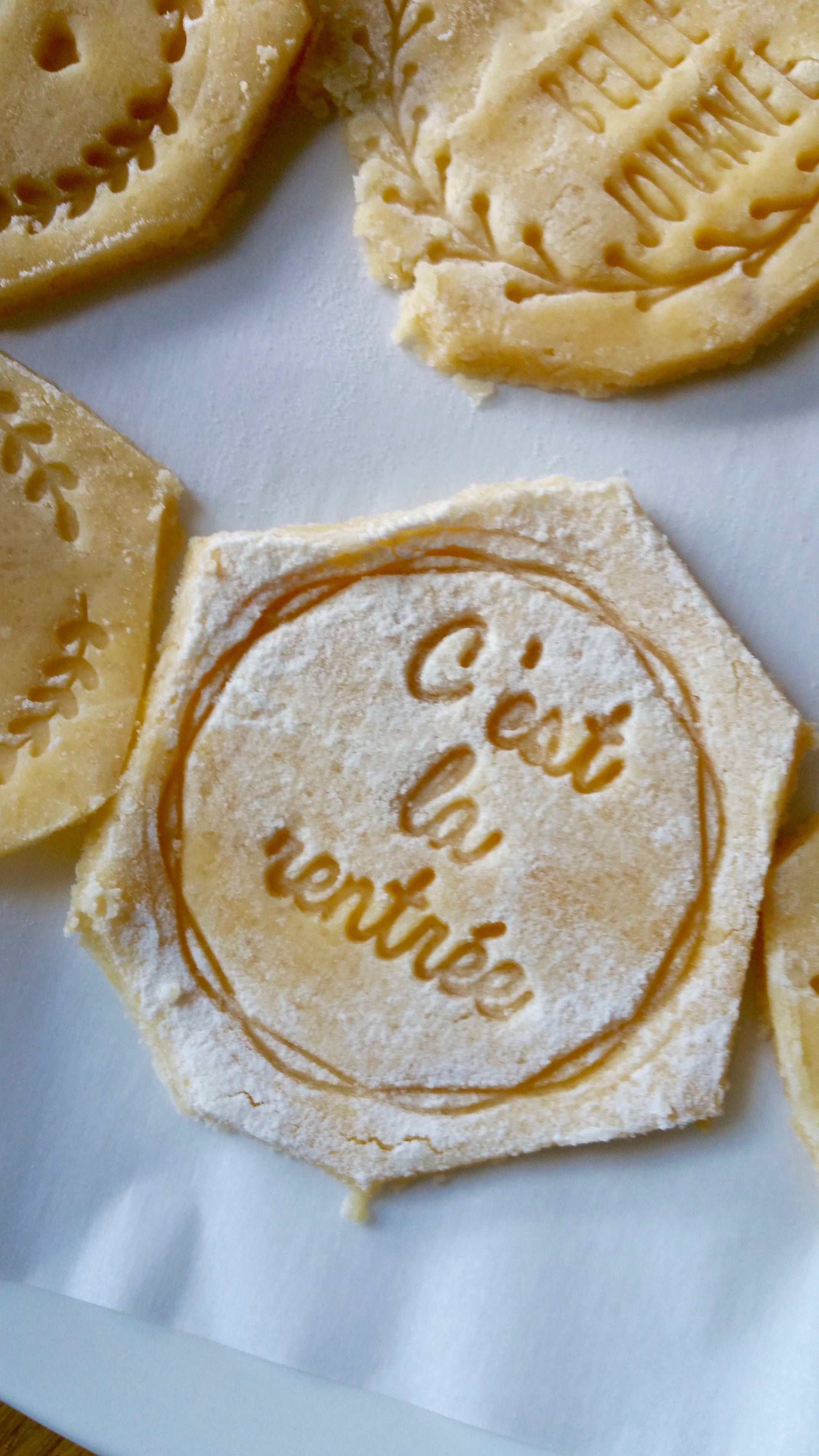 La personnalisation de biscuits sucrés grâce à un tampon