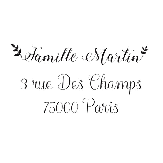 Notre tampon adresse Famille Martin est un modèle champêtre et épuré. Une typographie manuscrite pour l'adresse contraste avec une typographie plus calligraphique pour le nom et titre. Des branches de feuilles dansantes sont ajoutés et soulignent l'esprit "dans le vent" de notre modèle.  Sa forme rectangulaire vous permettra d'ajouter votre adresse avec discrétion, en bas ou en tête de lettre, à l'arrière de vos enveloppes et sur tous vos supports.