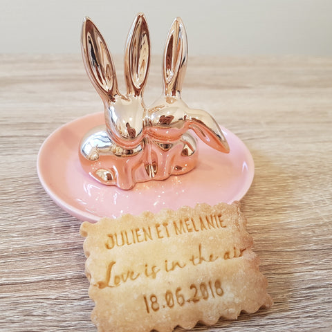 Tampon biscuit mariage Julien et Mélanie avec monture sur mesure pour personnaliser vos sablés ou cookies, vos biscuits seront absolument uniques