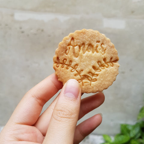 Tampon biscuit baptême Anaïs avec monture sur mesure pour personnaliser vos sablés ou cookies, vos biscuits seront absolument uniques
