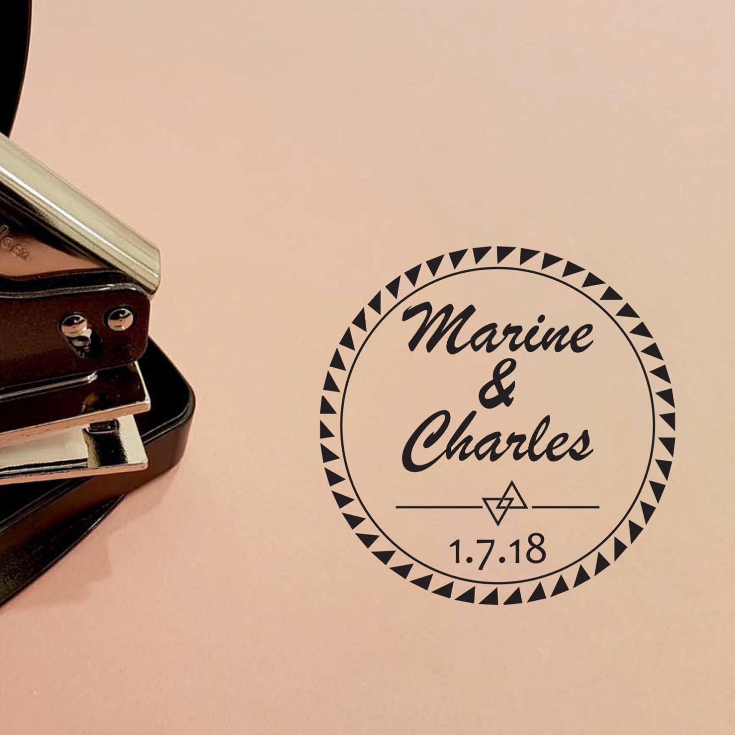 Pince à gaufrer Compacte mariage Marine & Charles personnalisé, tampon à embosser, empreinte à relief pour marquer le dos de vos enveloppes