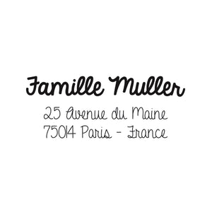 Le tampon adresse de la famille Muller est un modèle simple et discret. La typographie semble avoir été écrite au marqueur et cela apporte un effet « naturel ». A utiliser sur vos envois, vos enveloppes, en signature ou en en-tête, pour le quotidien ou pour les envois de faire-part.