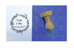 Tampon mariage couronne de fleurs A sur mesure, tampon rond 4,5cm,tampon personnaliser, tampon vintage bois pour vos papeteries de mariage